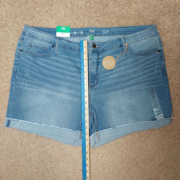 NWT Mid Rise 5" Shorts Womens Plus Sz 24W Denim Cutoff Frayed Cuffed Shorts Dip - Picture 6 of 8